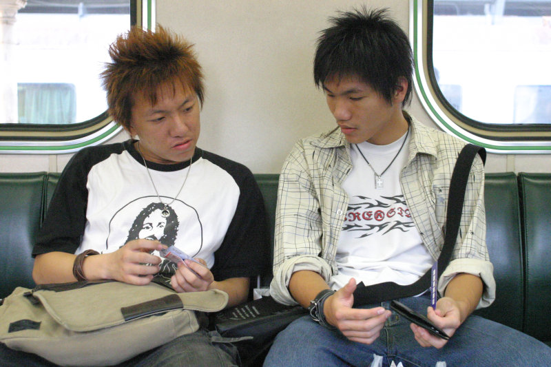 台灣鐵路旅遊攝影電車-區間車交談的旅客2005攝影照片18